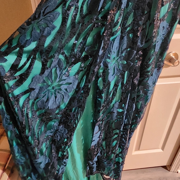 TADASHI SHOJI Elegant Peacock Blue/Green Sequin Dress - Picture 11 of 17
